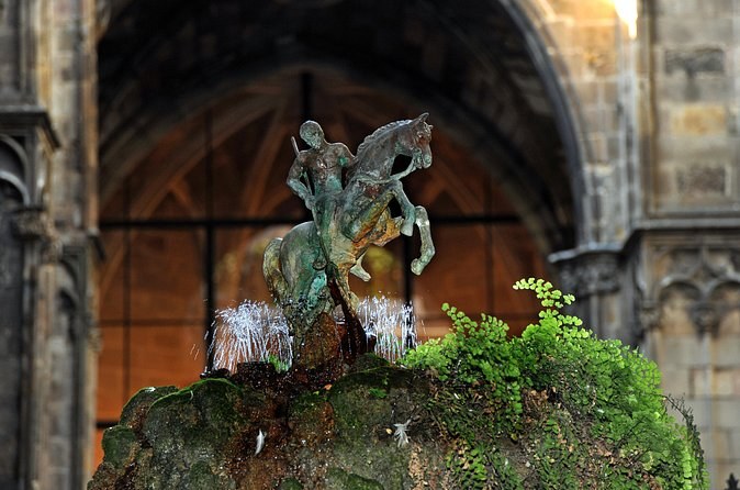 The fountain in the Cathedral cloister, crowned by a knight on horseback