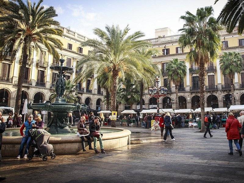 Palms and the central fountain of Plaça Reial