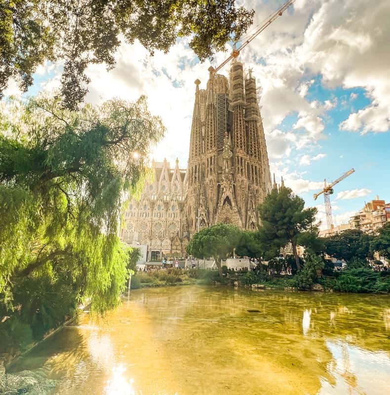 Barcelona: Sagrada Familia, Park Güell & Gothic Quarter Tour